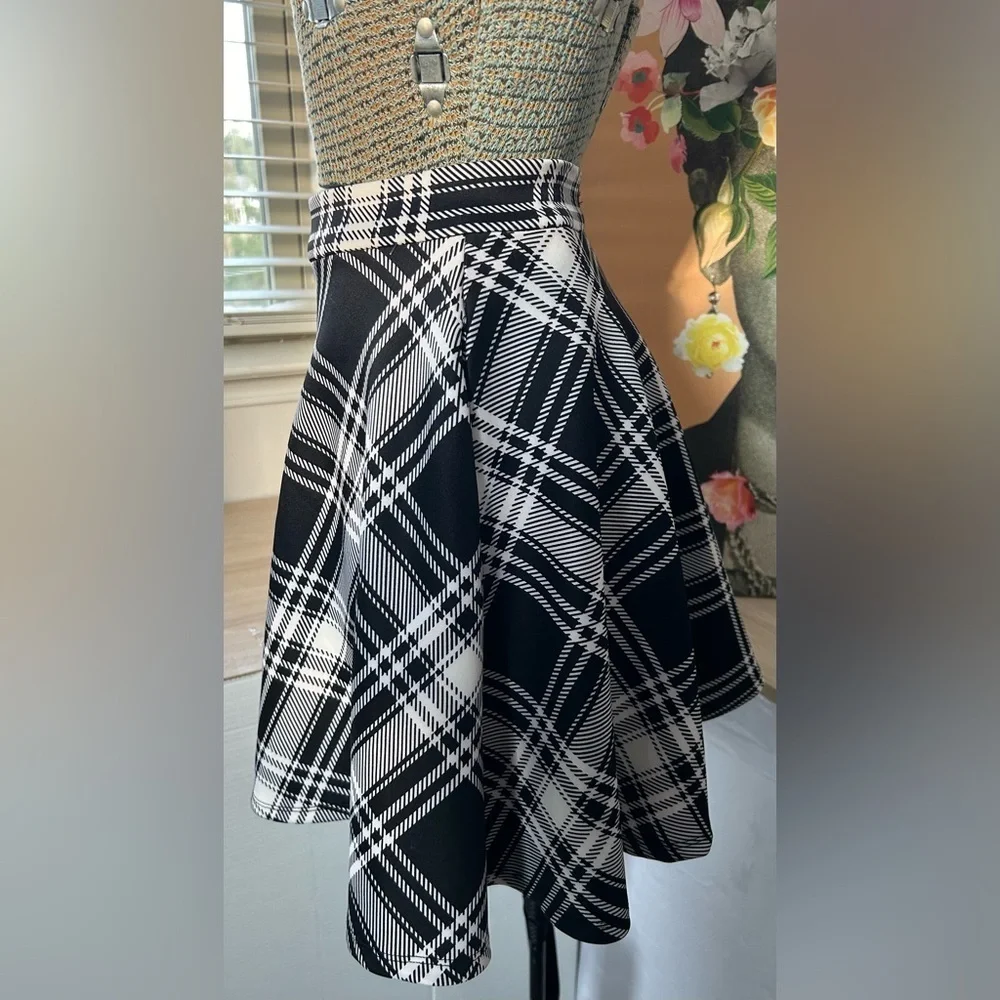 HOT TOPIC BLACK/WHITE PLAID O-RING SKATER SKIRT. Sz. Sm. FUN, FLIRTY, COMFY